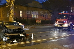 Összeütközött két autó a Thököly úton majd összetörtek egy harmadikat