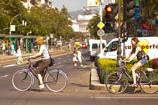 Kártékonyak a zuglói kerékpárosok? Van, aki szerint a városi kerékpározás növeli a szmogot, a dugót, fenntarthatalan és sok kárt okoz.