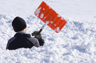 ZUGLÓBAN IS: Kemény büntetést kaphatnak a társasházak, ha nincs ellapátolva a járdán lévő hó