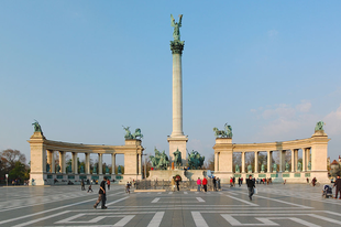 HOPPÁCSKA! Előzetes bejelentés nélkül, a turistaszezon elején zárták le a parkolót a Hősök terénél.