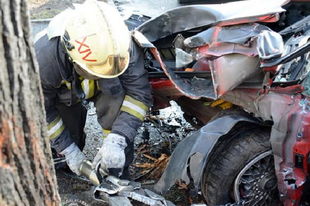 Zuglóban történt: Neki csapta BMW-jét a fának, a tűzoltók szedték ki (VIDEÓVAL)