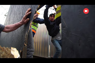 Komoly bunyó: a ligetvédők betörték a falat, őket meg szétverték a  biztonságiak (VIDEÓ)