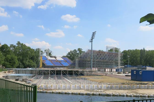 Vajdahunyad vára és a szinkronúszó stadion a Városligeti tóban
