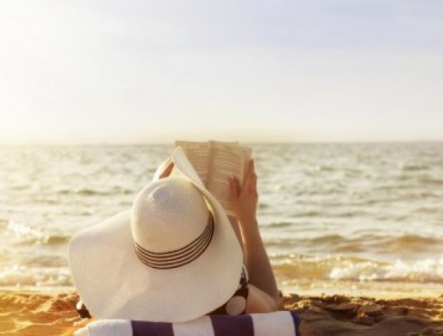 reading-on-the-beach-woman-640x282.jpg