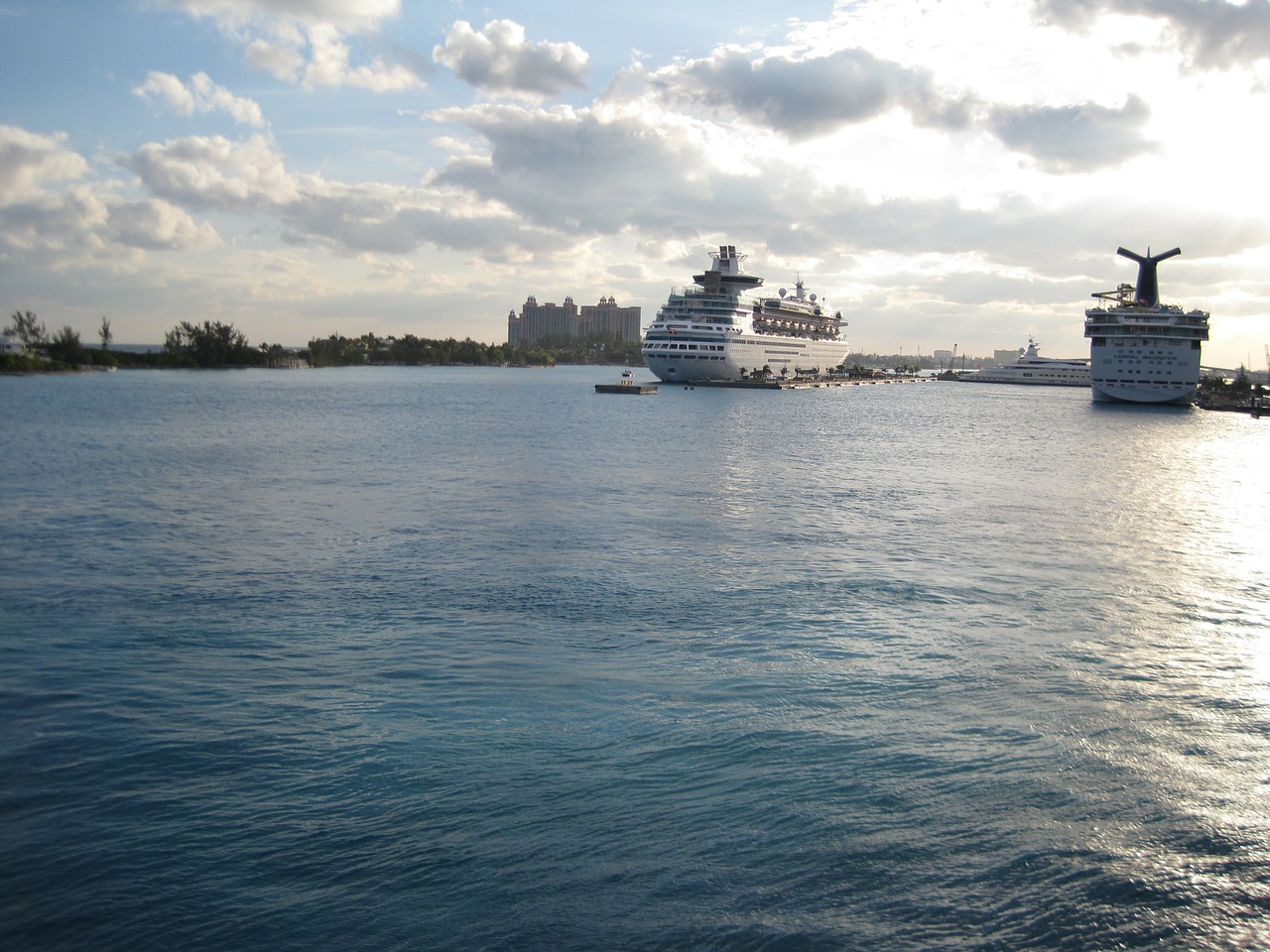 cruise-ships-339329_1280.jpg