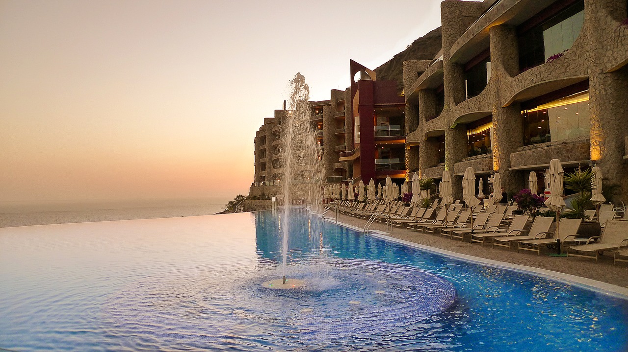infinity-pool-2854737_1280.jpg