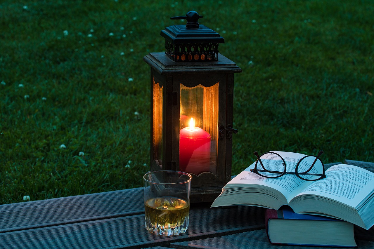 lantern-2369904_1280.jpg