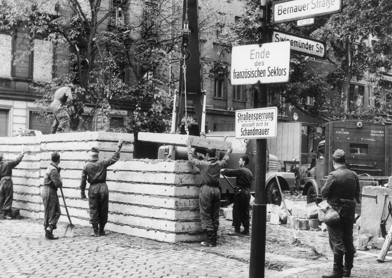 Bernauer_Strasse_Bau_Betonmauer_bpk_30008350_sg.jpg