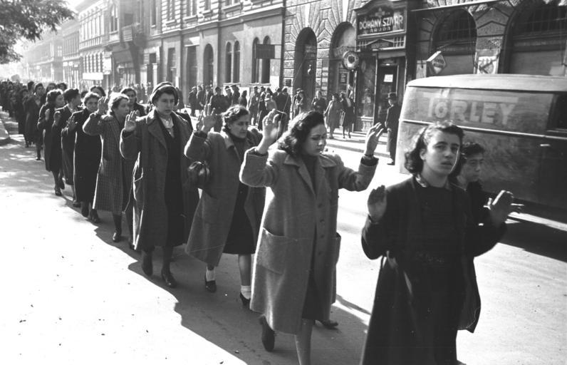 Bundesarchiv_Bild_101I-680-8285A-08,_Budapest,_Festnahme_von_Juden.jpg