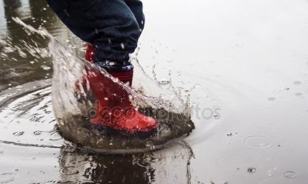 depositphotos_126077512-stock-photo-kid-in-red-rubber-boots.jpg