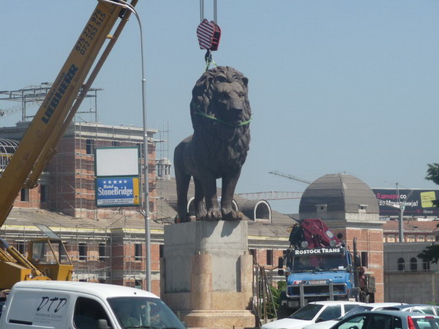 10_four_bronze_lions_like_this_one_guard_the_goce_delcev_bridge.jpg