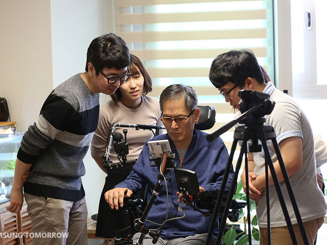 A Samsung DOWELL nevű alkalmazása megkönnyíti az okostelefonok használatát a felső végtagjuk fogyatékosságával élők számára