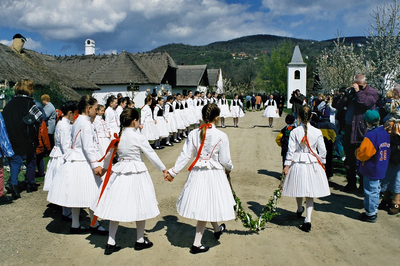 husvet_tancosok_feherben.jpg
