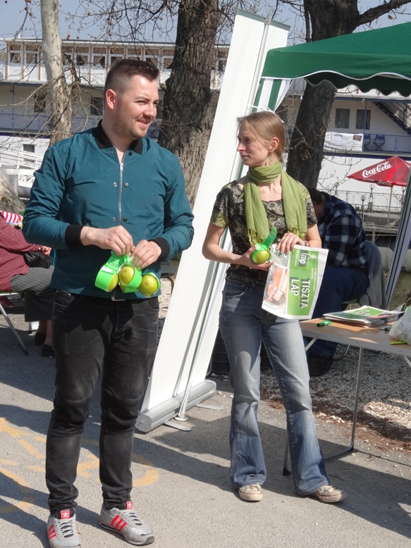 Száraz Dorottya, a 10. választókerület jelöltje és Gál József az LMP kerületi elnöke.