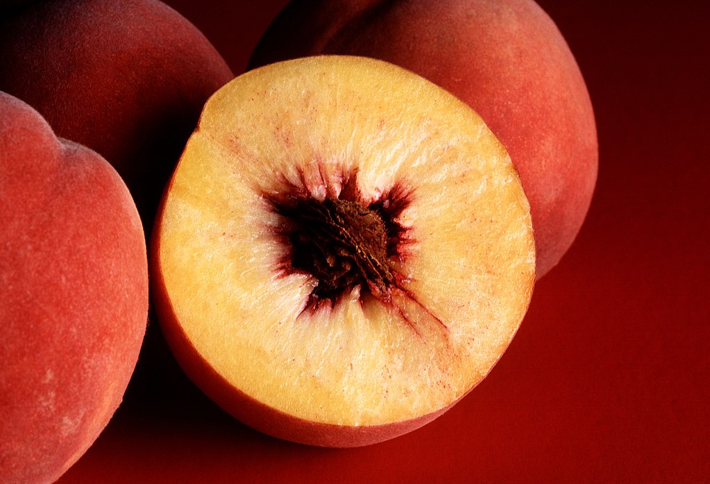 1024px-autumn_red_peaches.jpg