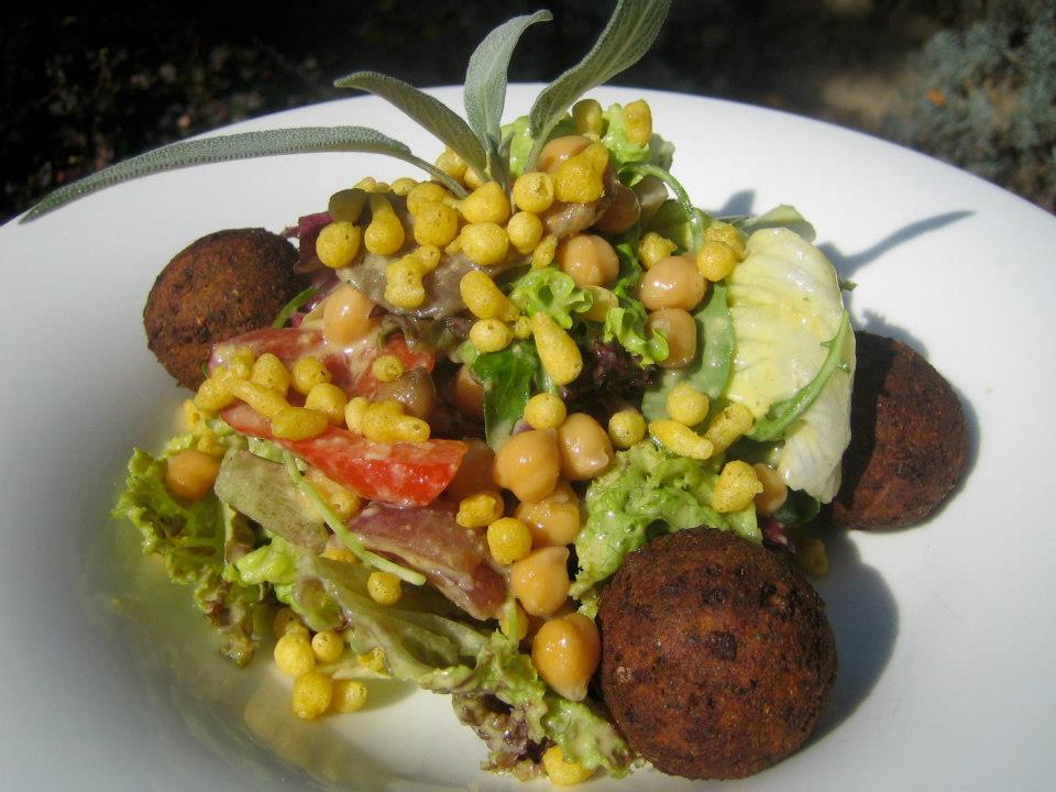 csicseriborso_salata_falafel_golyokkal-origobisztro.jpg