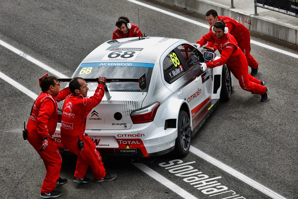 WTCC - MULLER AZ ÉLEN AZ IDŐMÉRŐ ELŐTT, MICHELISZ A SÓDERBAN