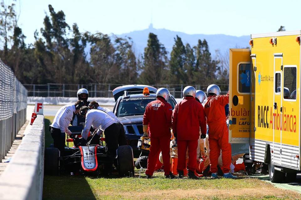 alonso_crash_barcelona_1.jpg