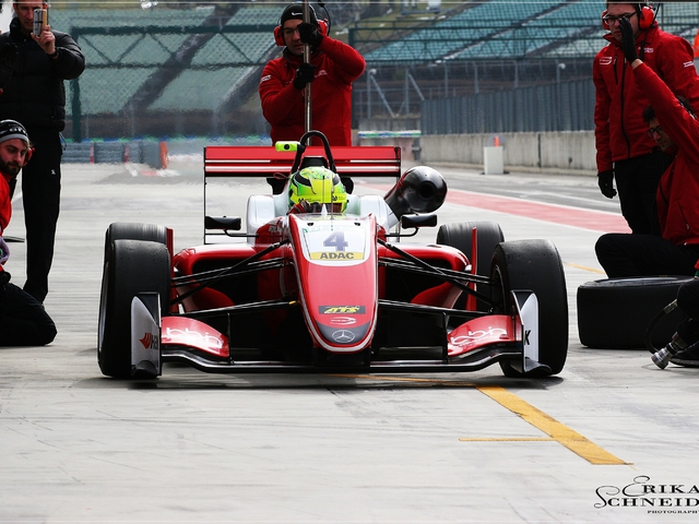 F3 - A HUNGARORINGEN TESZTELTEK MICK SCHUMACHERÉK