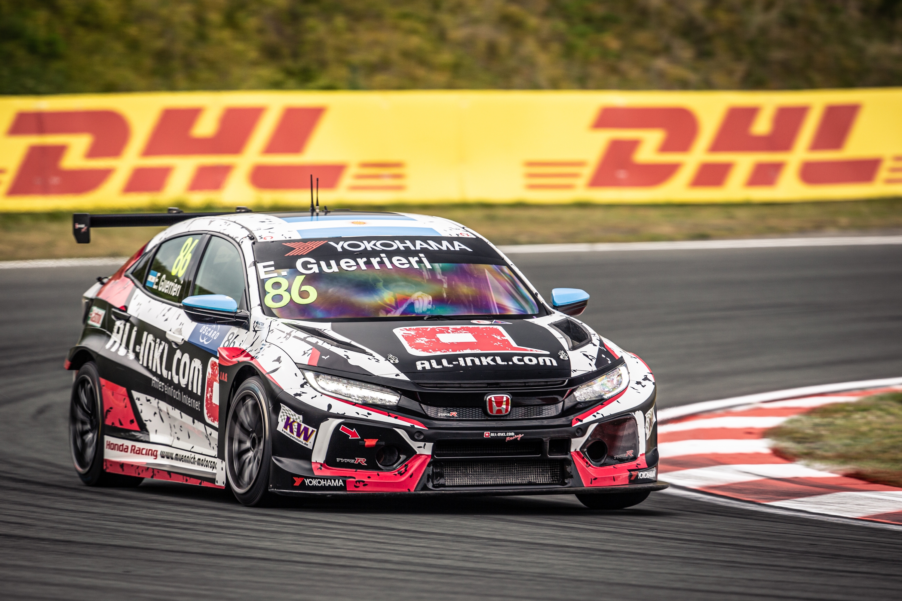 WTCR - GUERRIERI NYERTE A MÁSODIK FUTAMOT, KETTŐS DOBOGÓT SZERZETT AZ SLR-VW