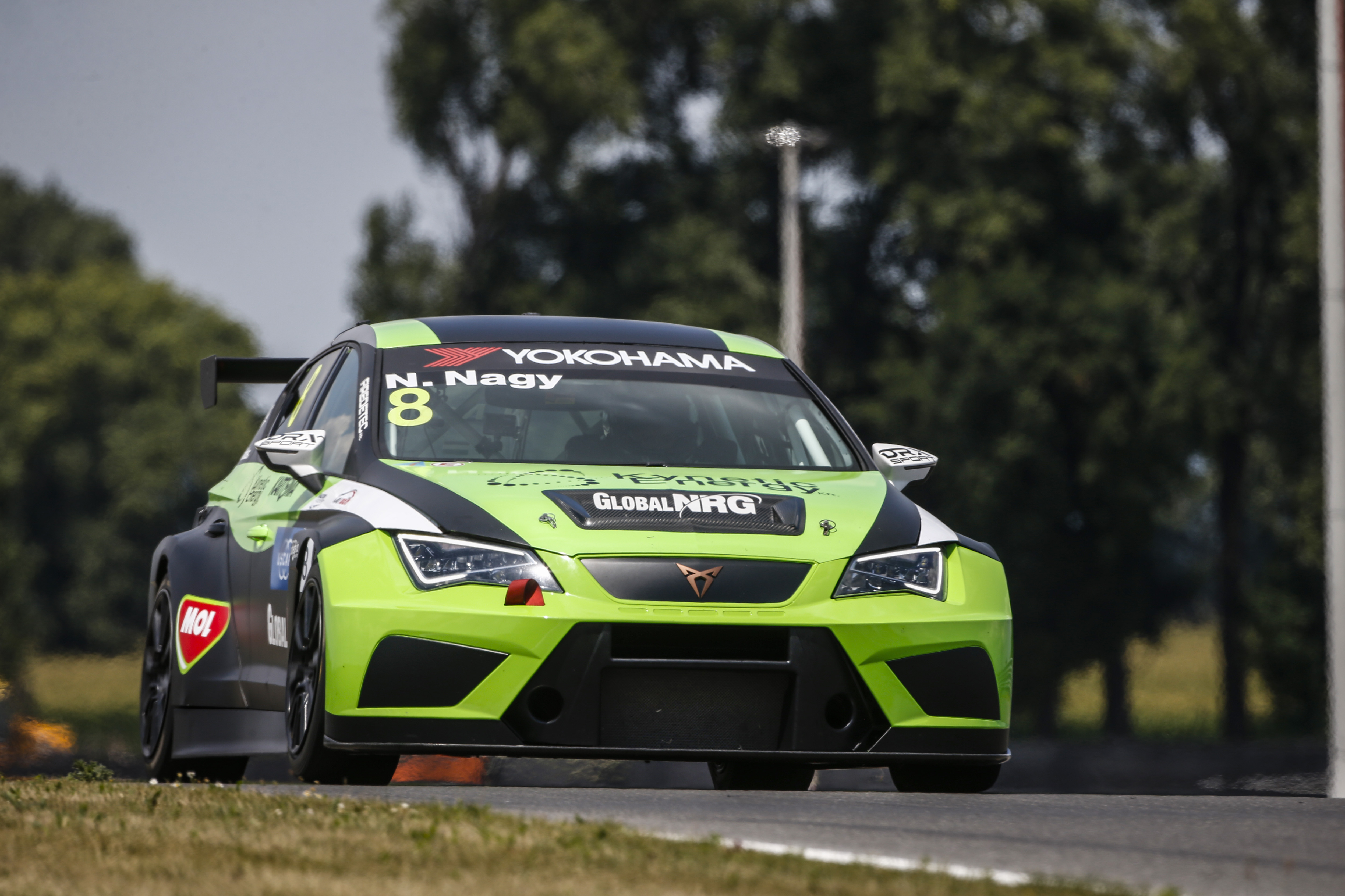 WTCR - HÁROM ÉV UTÁN ÚJRA A DOBOGÓN A ZENGŐ MOTORSPORT VILÁGSZINTEN