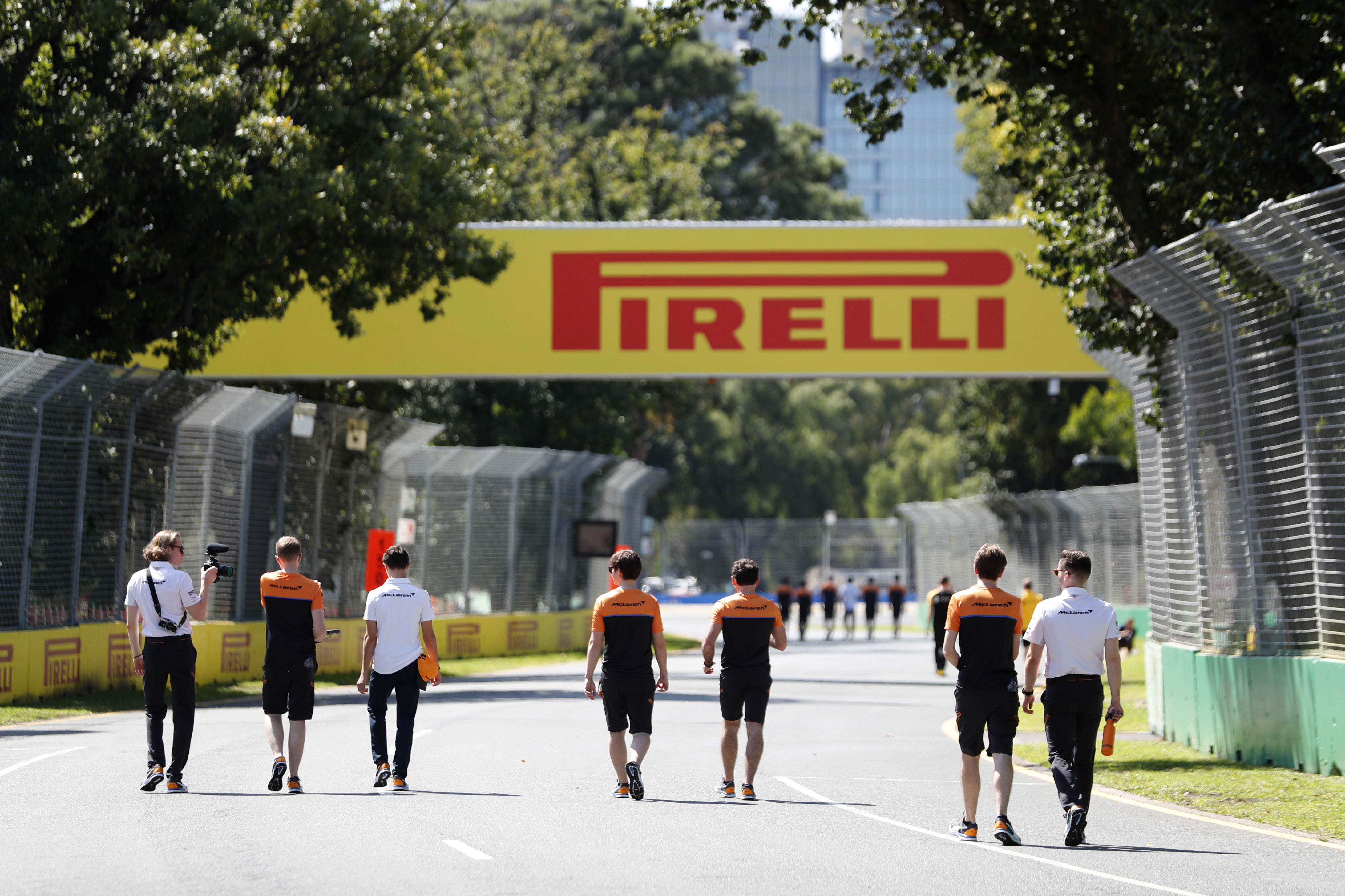 F1: Pozitív koronavírus-teszt a Pirellinél, a McLarennél javult a helyzet