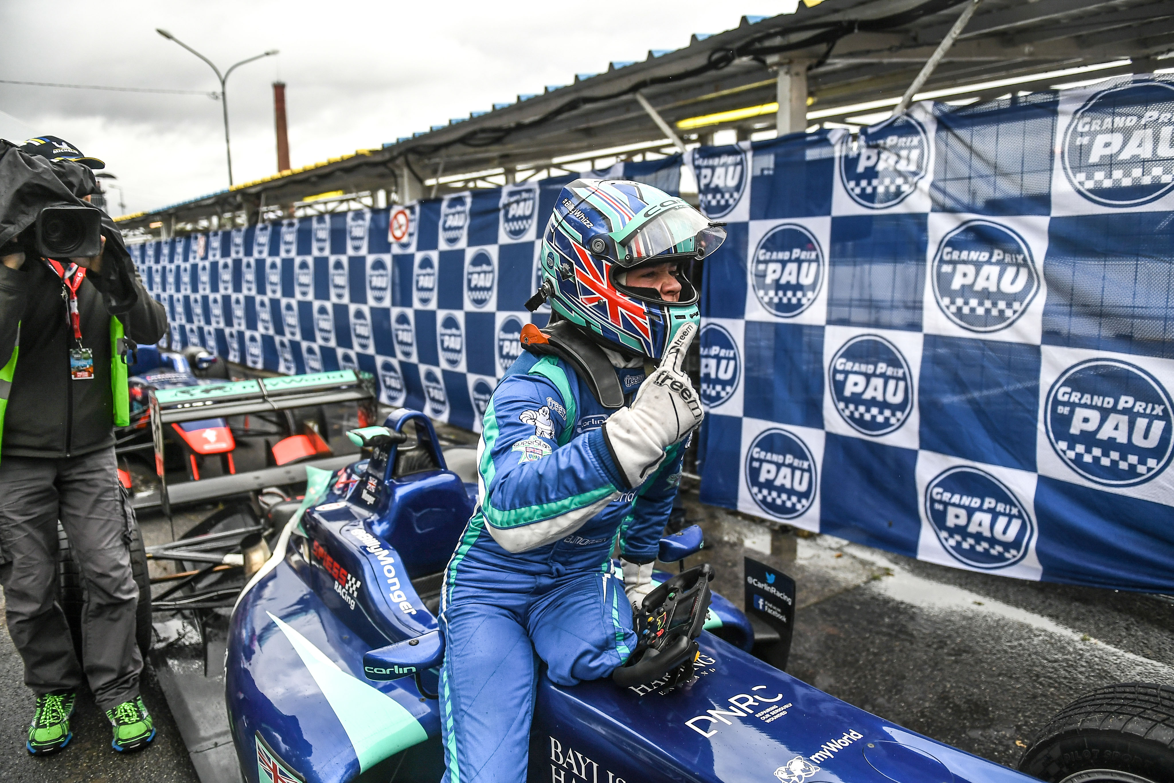 EF OPEN - BILLY MONGER A BOXUTCÁBÓL RAJTOLVA BRILLÍROZOTT A PAU-I ESŐFUTAMON!