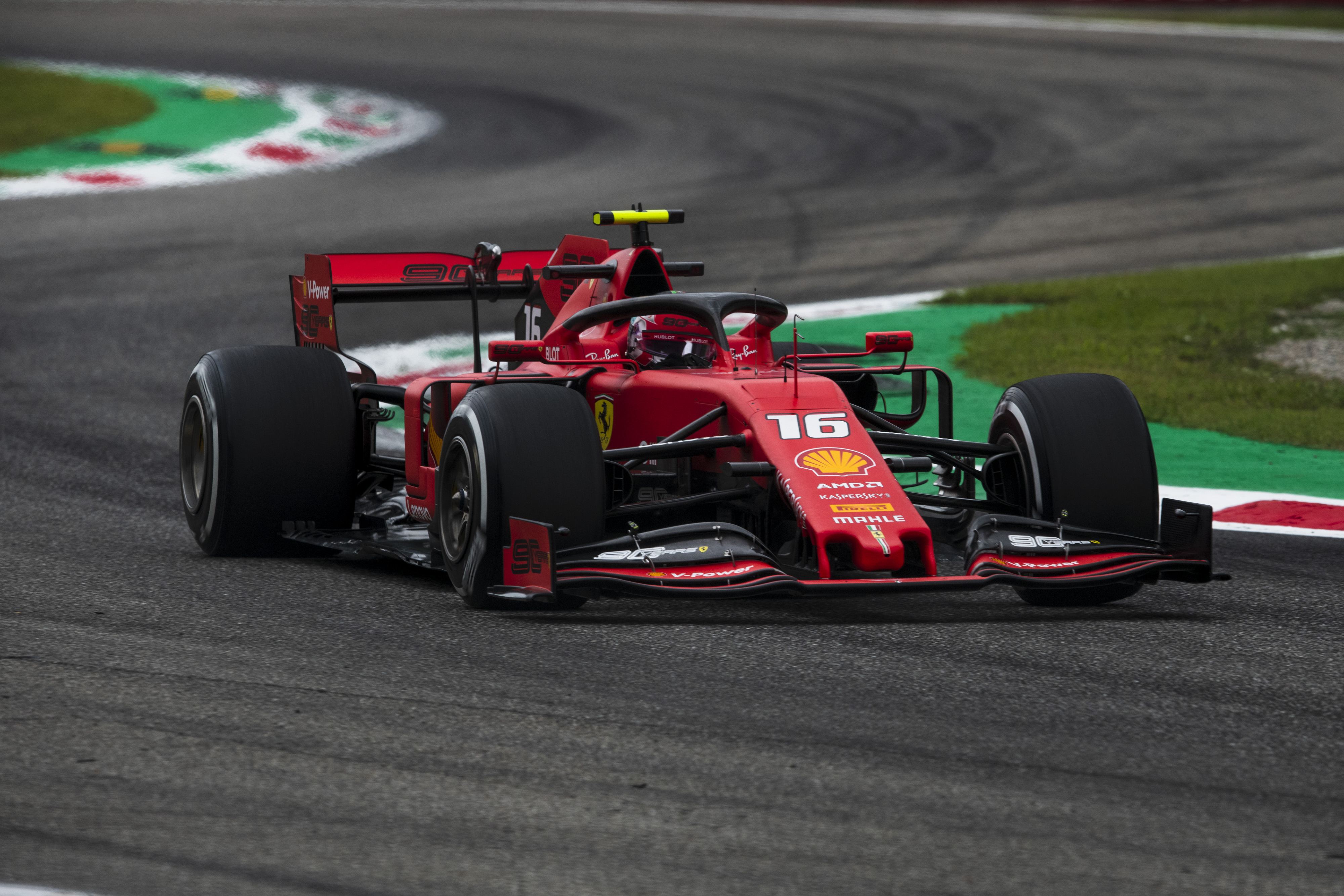 F1: Tragikomédiába illő végjáték után Leclerc-pole Olaszországban