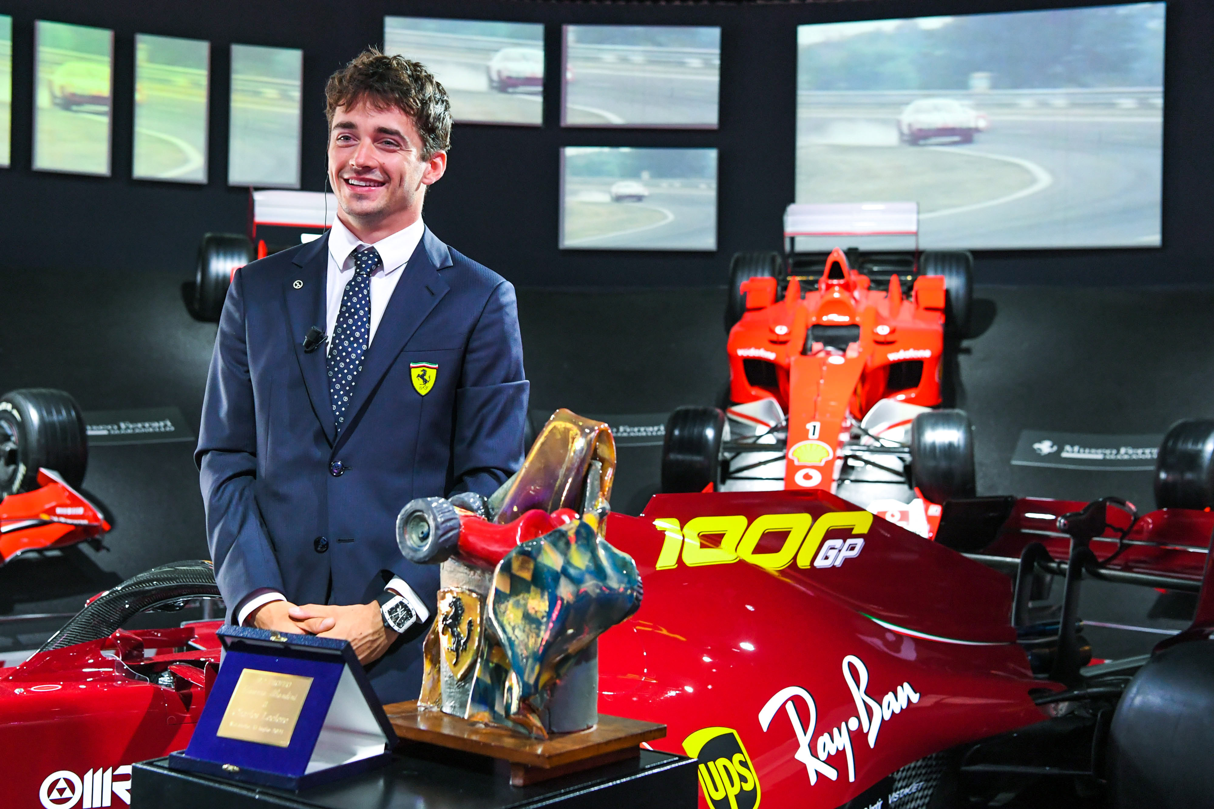 F1: Komoly elismerésben részesült Leclerc
