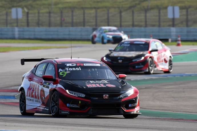 TCR EU - TASSI ATTILA NYERT, NAGY DANI KIESETT AZ ASSENI MÁSODIK FUTAMON