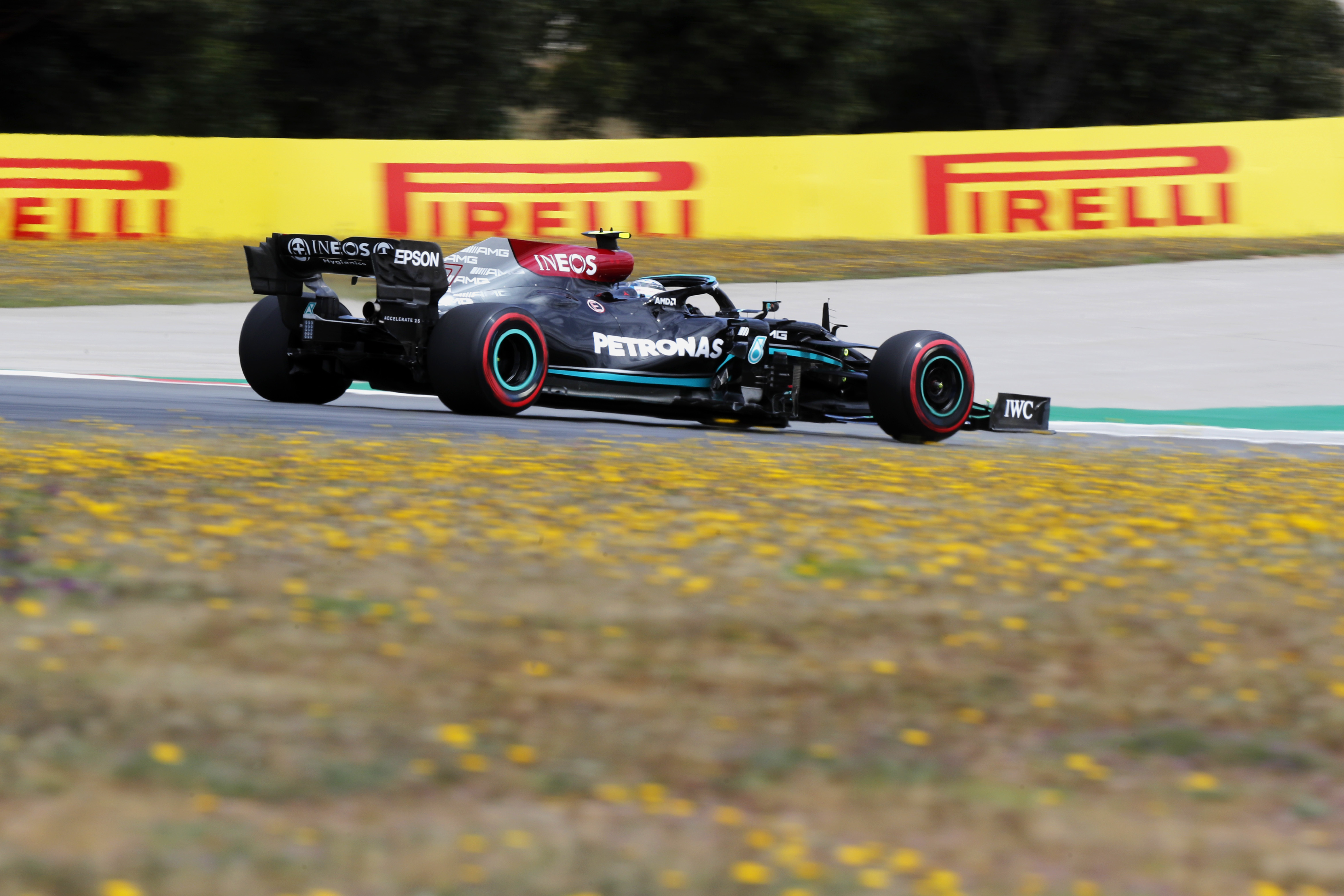 F1: Lecsapott Verstappen hibájára a Mercedes, Bottas a pole-ban
