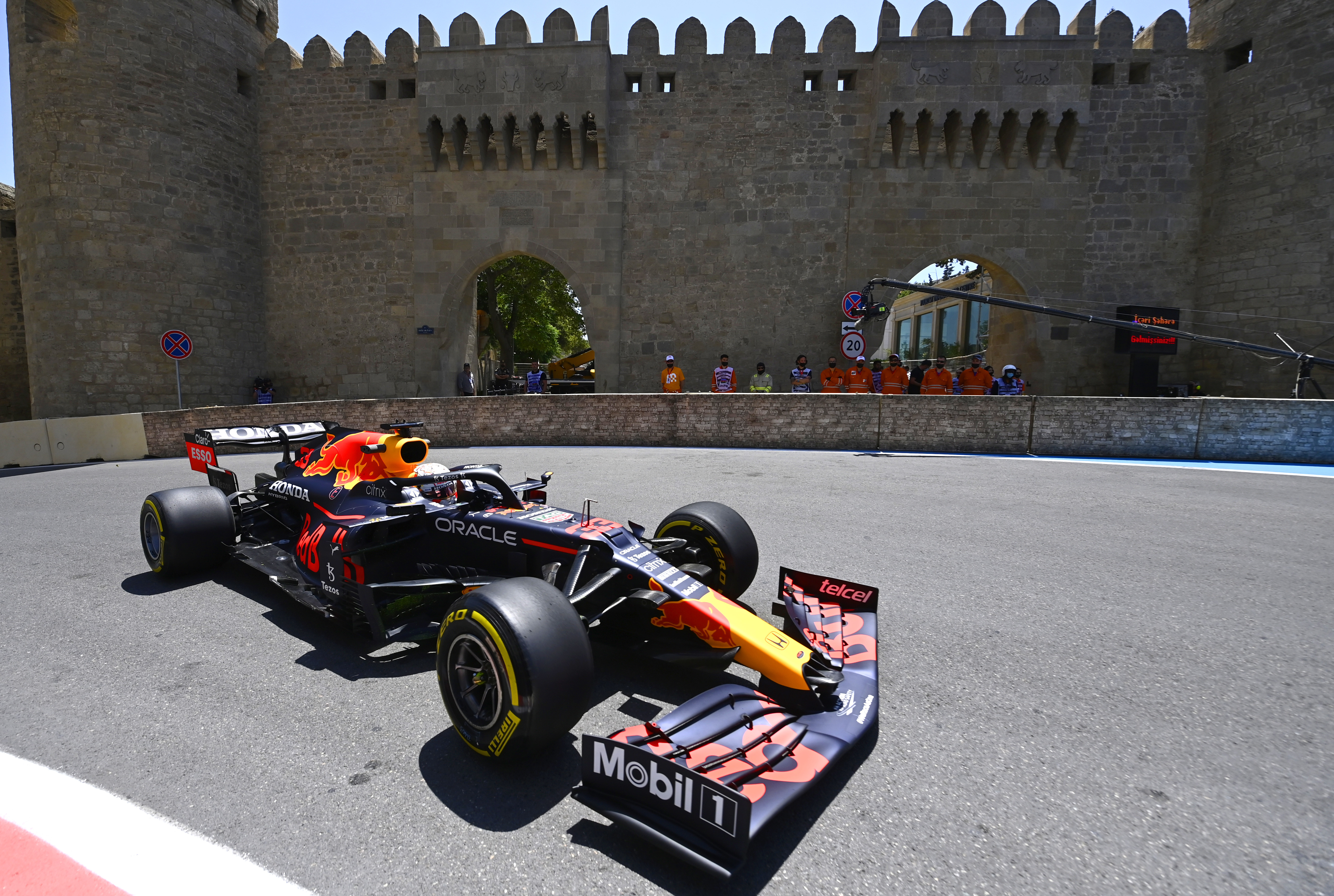 F1: Végzett a bakui defektek vizsgálatával a Pirelli