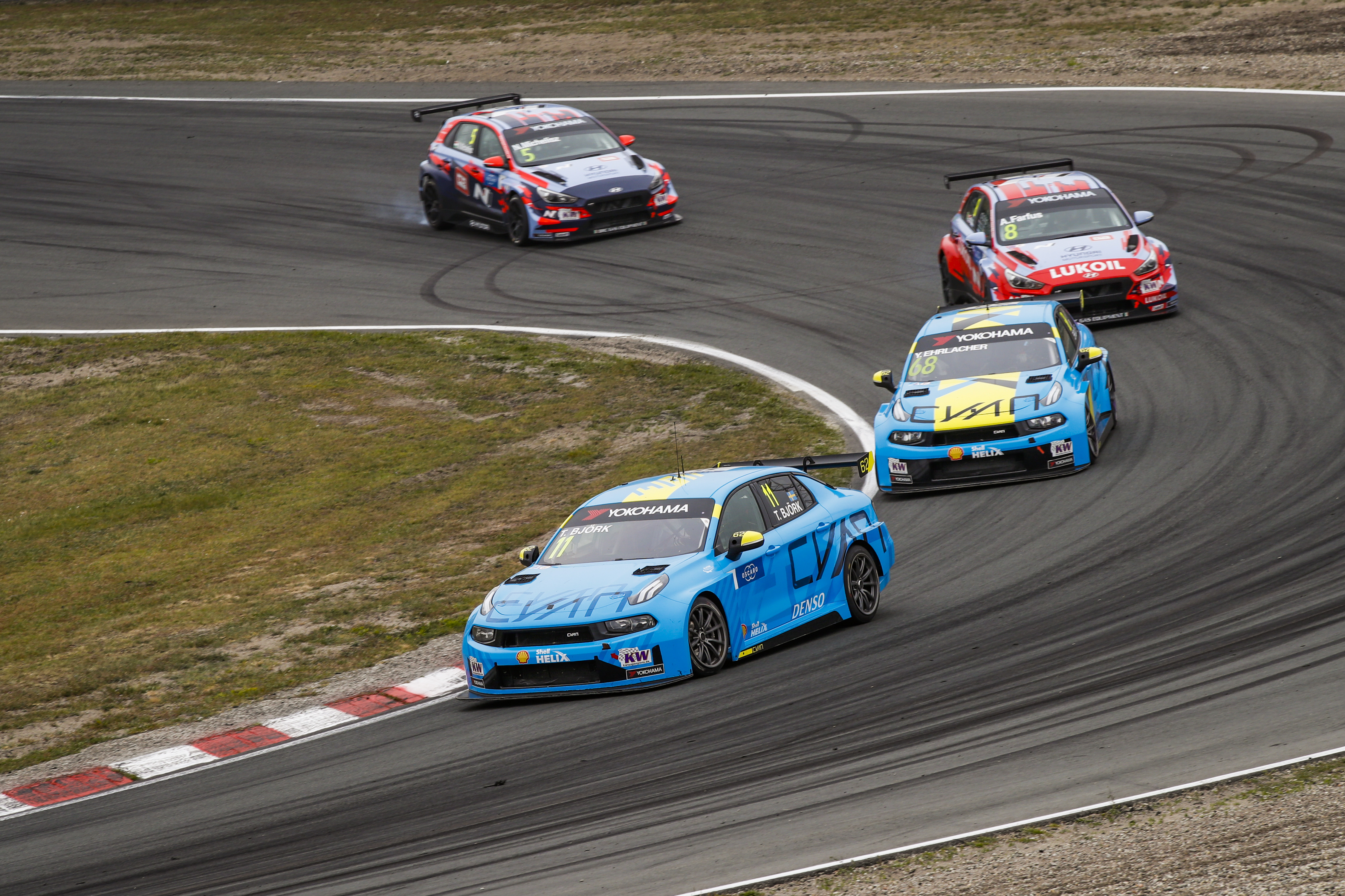 WTCR - A CSAPATUTASÍTÁSOK VERSENYE: LYNK&CO 1-2 AZ UTOLSÓ FUTAMON, MICHELISZ DOBOGÓN