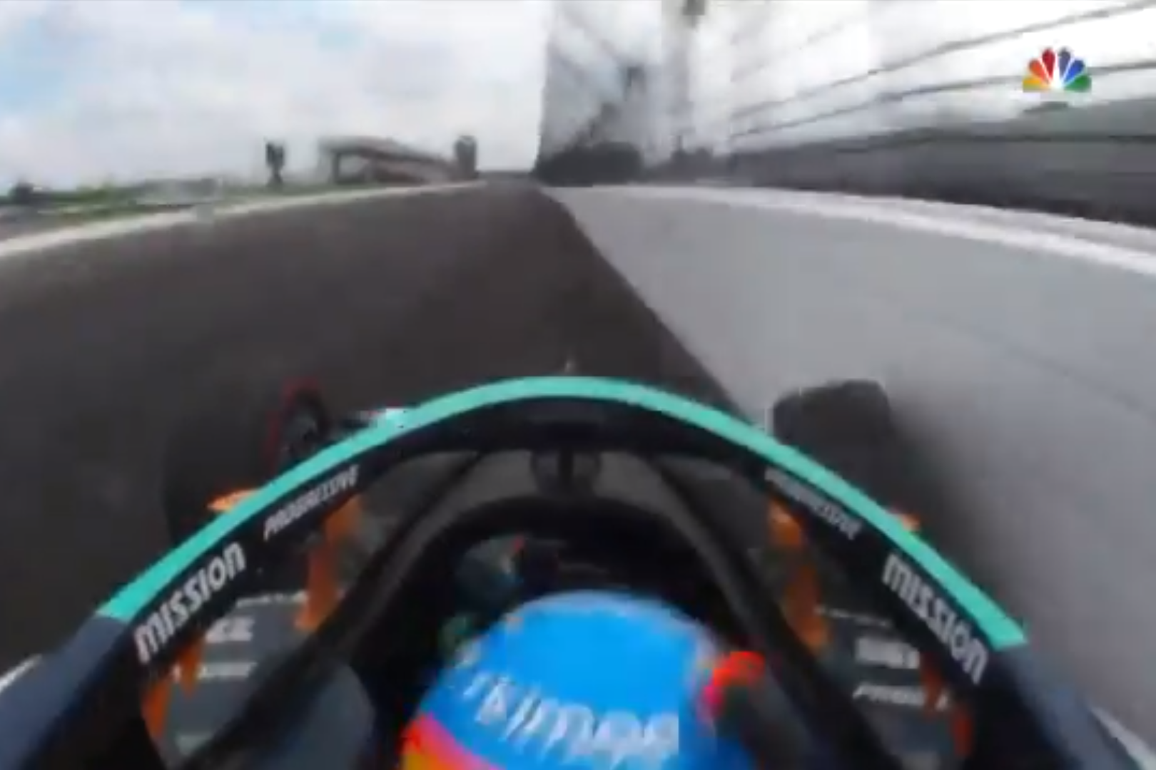 Indy 500: Alonso falnak ment a McLarennel, befarolt a boxba