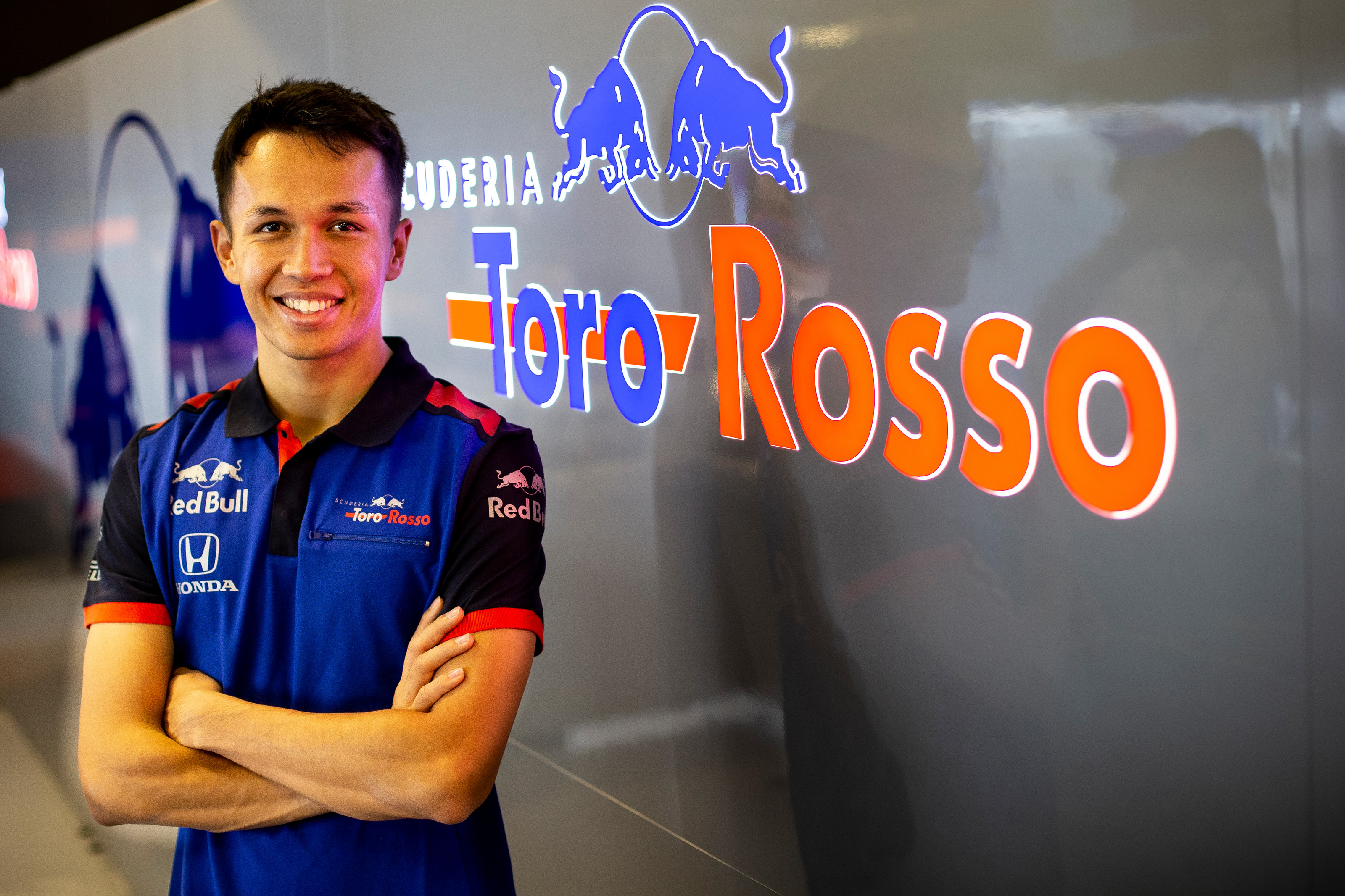 F1 - LEGENDÁS RAJTSZÁMMAL ÉRKEZIK A FORMA-1-BE A TORO ROSSO ÚJONCA