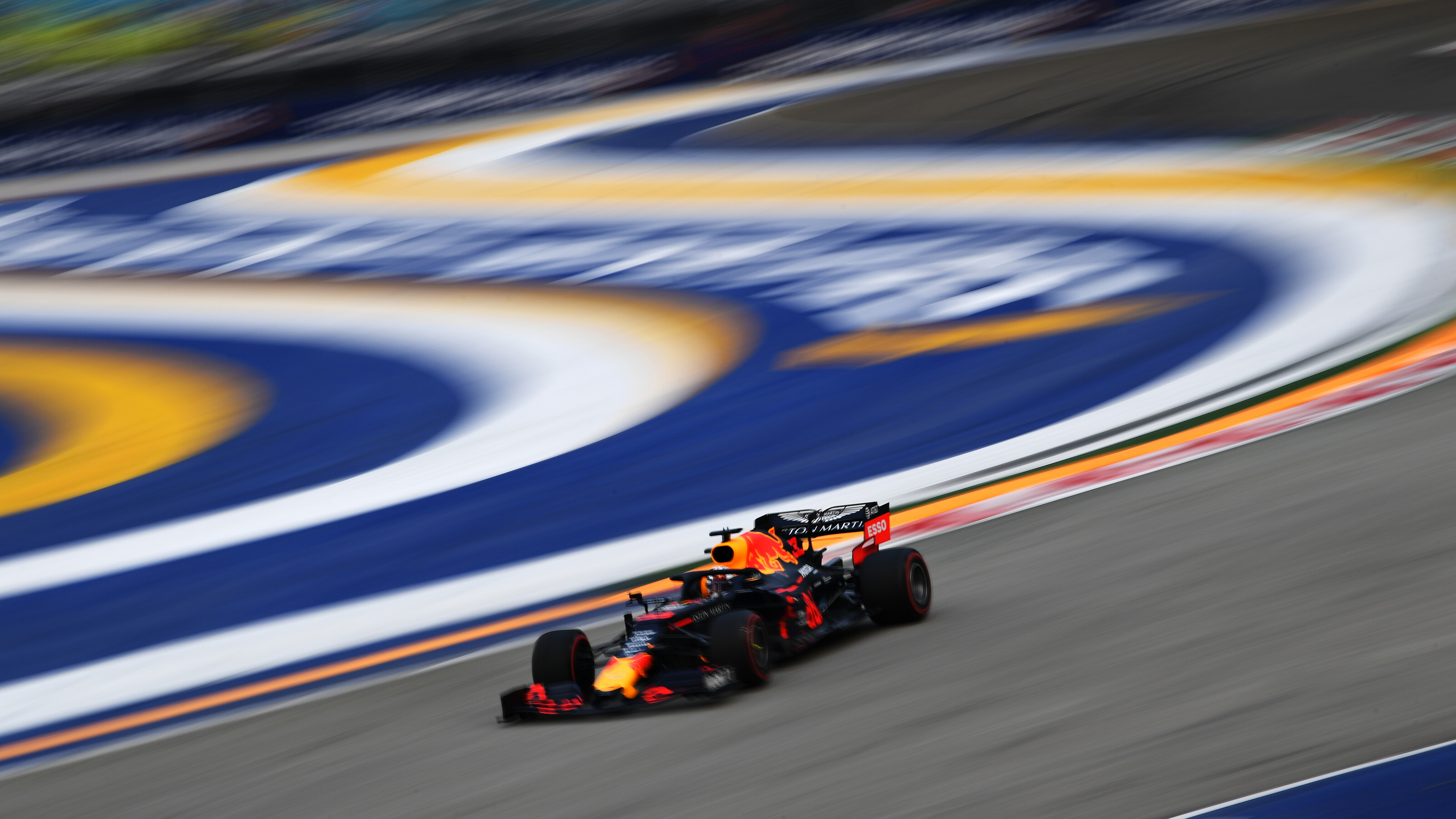 F1: Verstappen kezdett az élen Szingapúrban, Bottas falnak ment