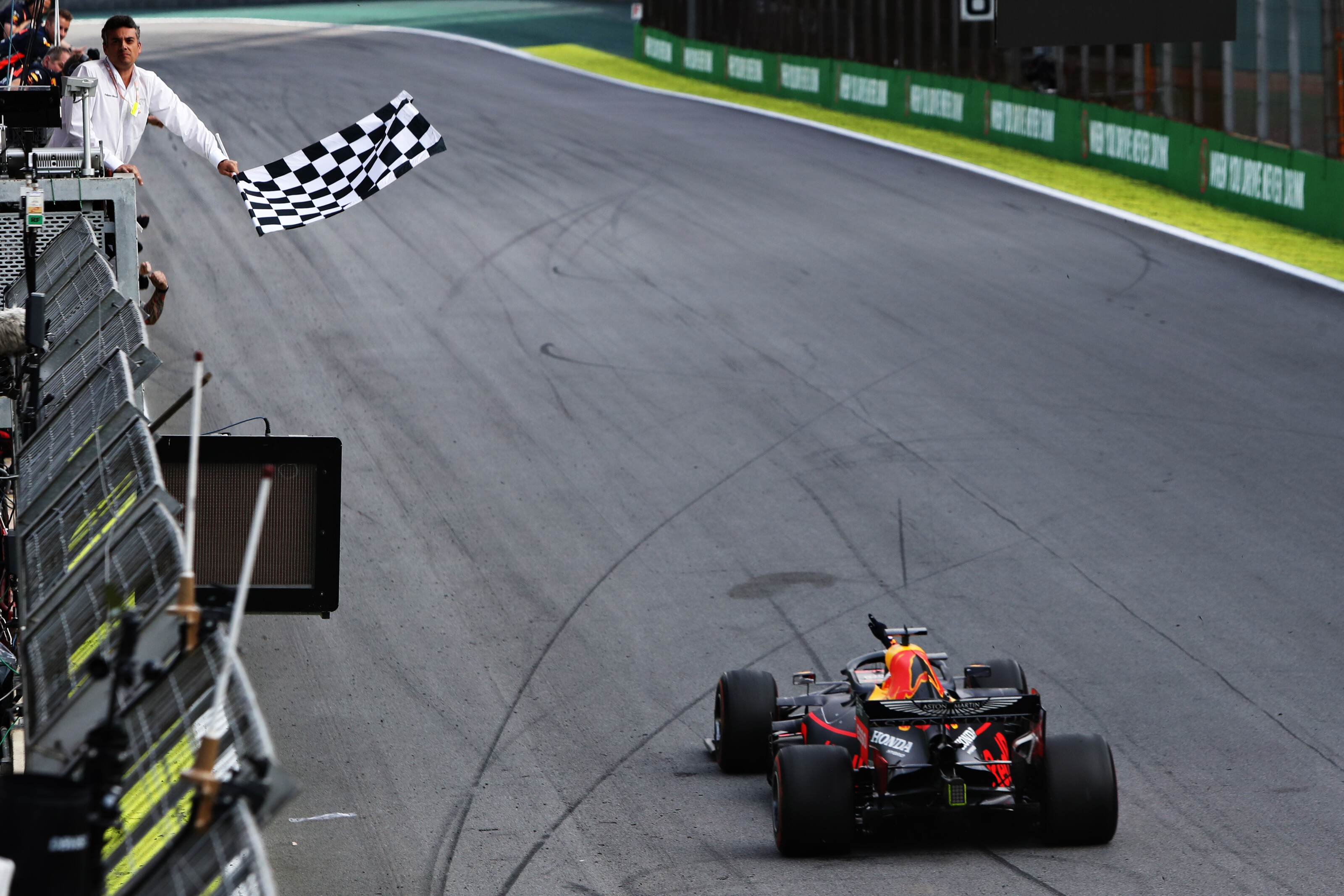 „Visszatér” a kockás zászló az F1-be