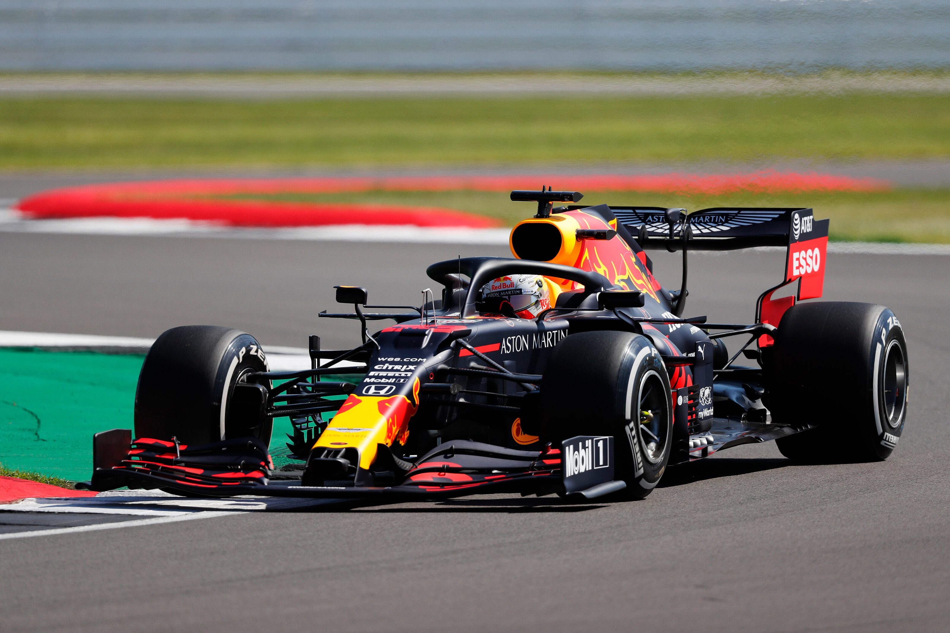 F1: Verstappen elsőségével és Hülkenberg visszatérésével indult a brit hétvége