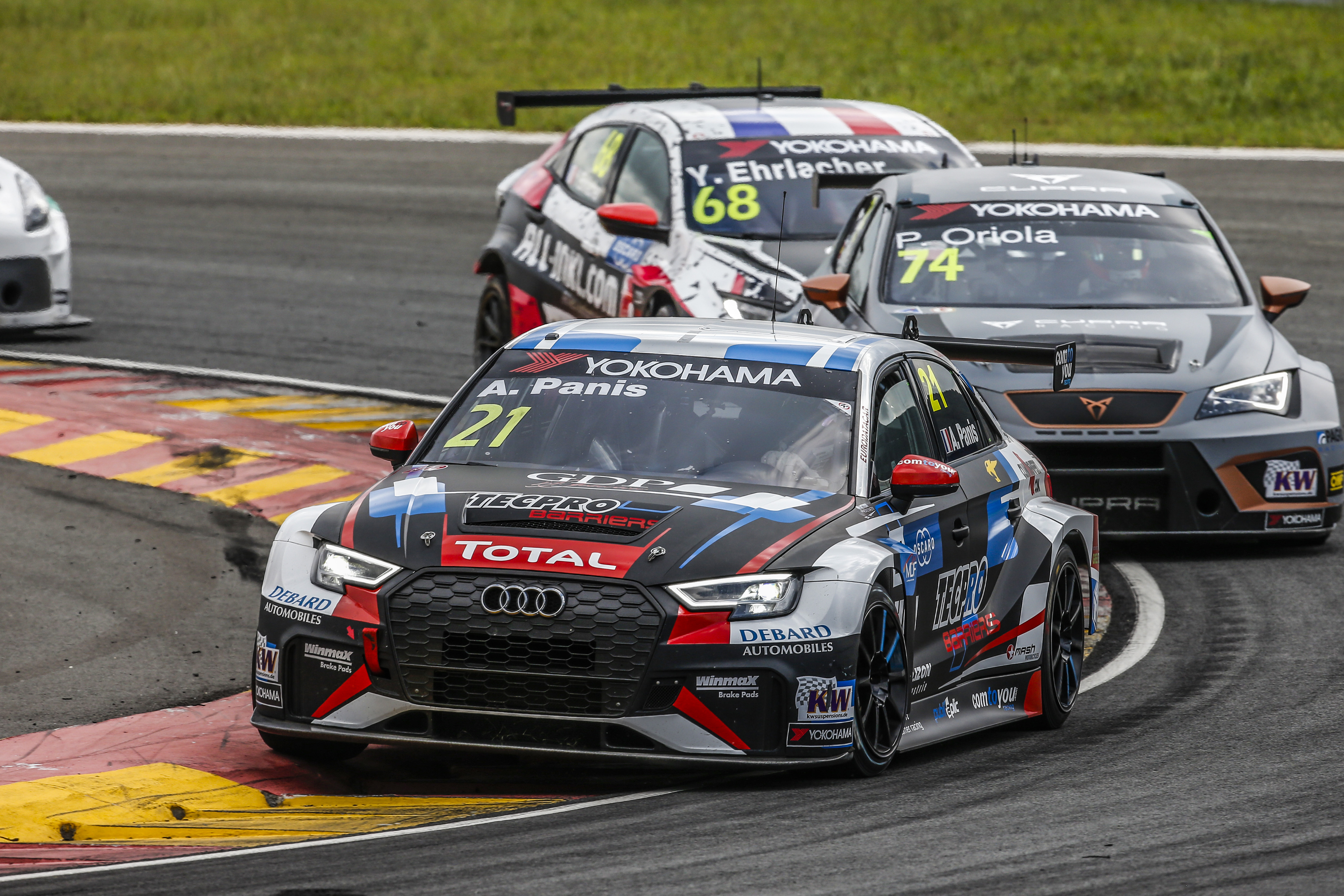 WTCR - MÁRKÁT VÁLTOTT AZ EX-ZENGŐS PILÓTA, DE CSAPATOT NEM