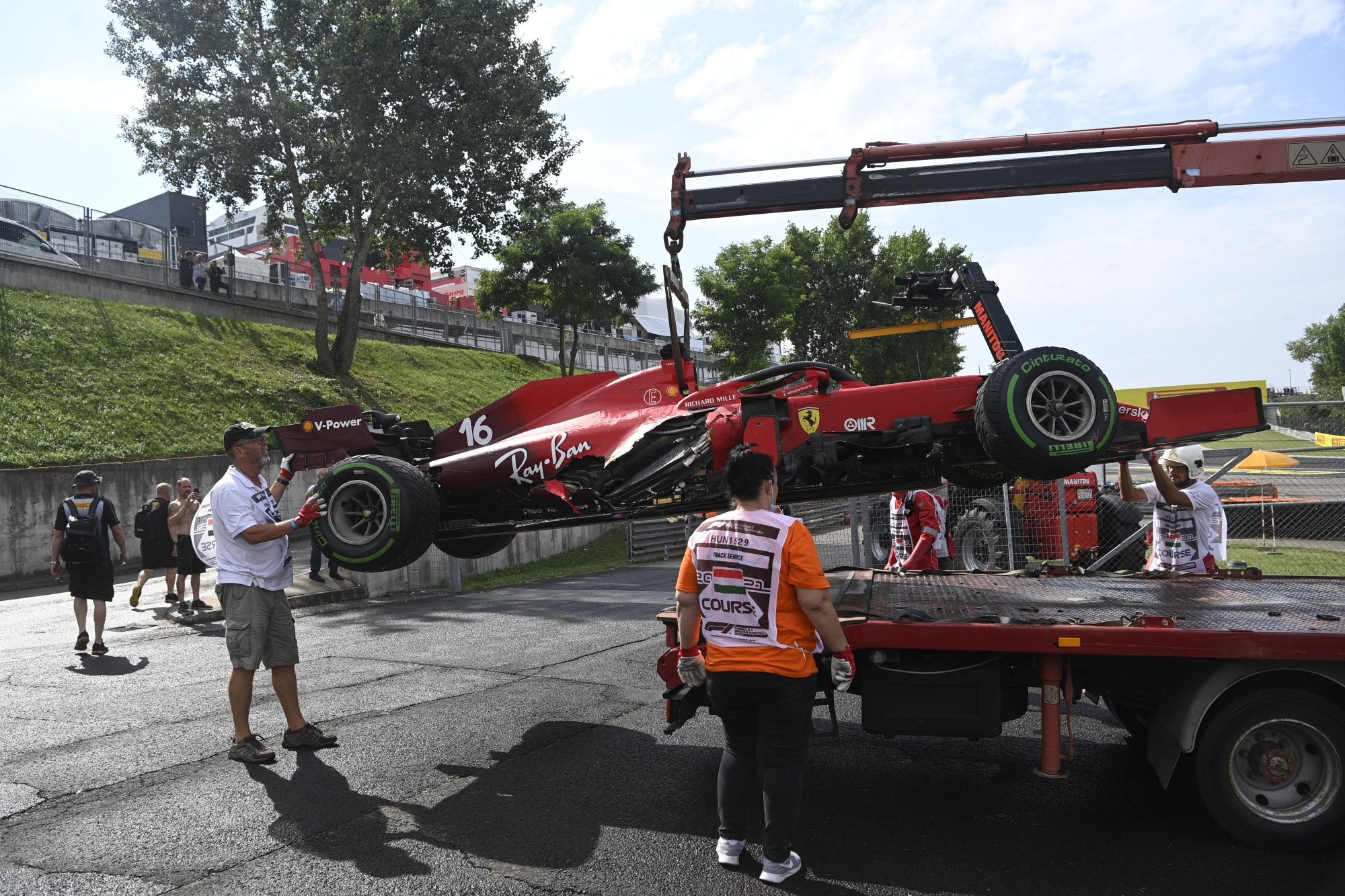 F1: Leclerc motorja menthetetlen, büntetés vár rá
