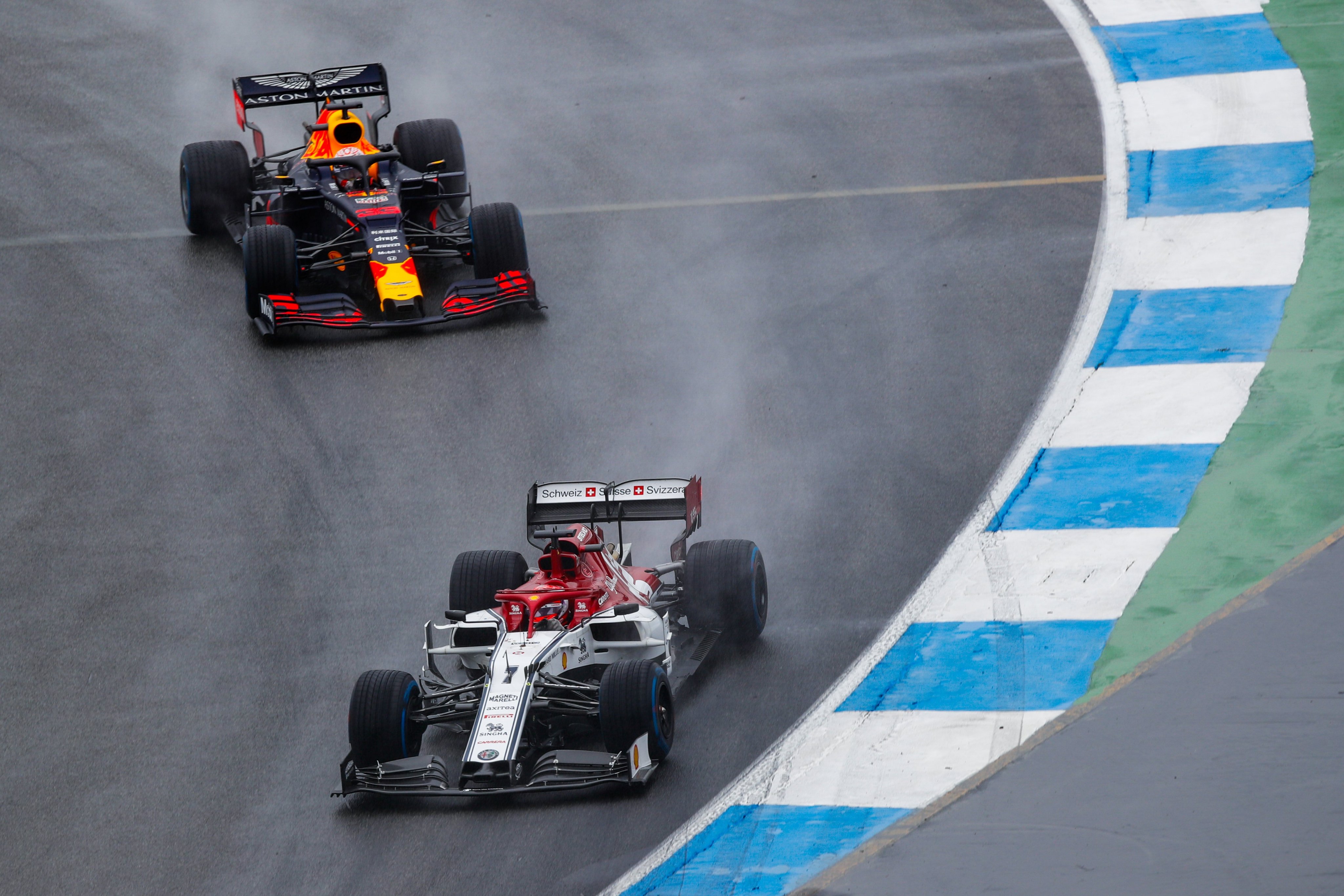 F1: Elkaszálták az Alfa Romeókat, Hamilton és Kubica is pontszerző