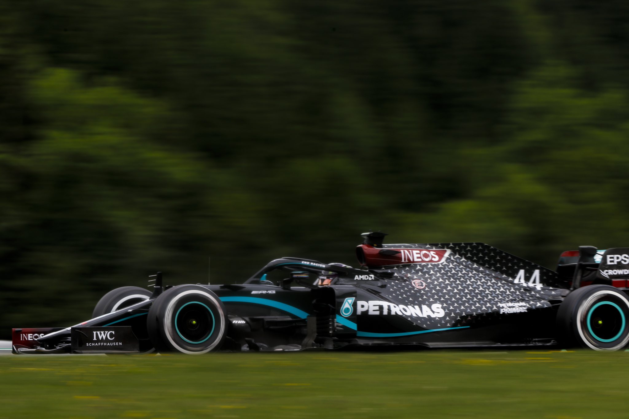 Mercedes 1-2-vel tért vissza a kényszerszünetről a Formula–1