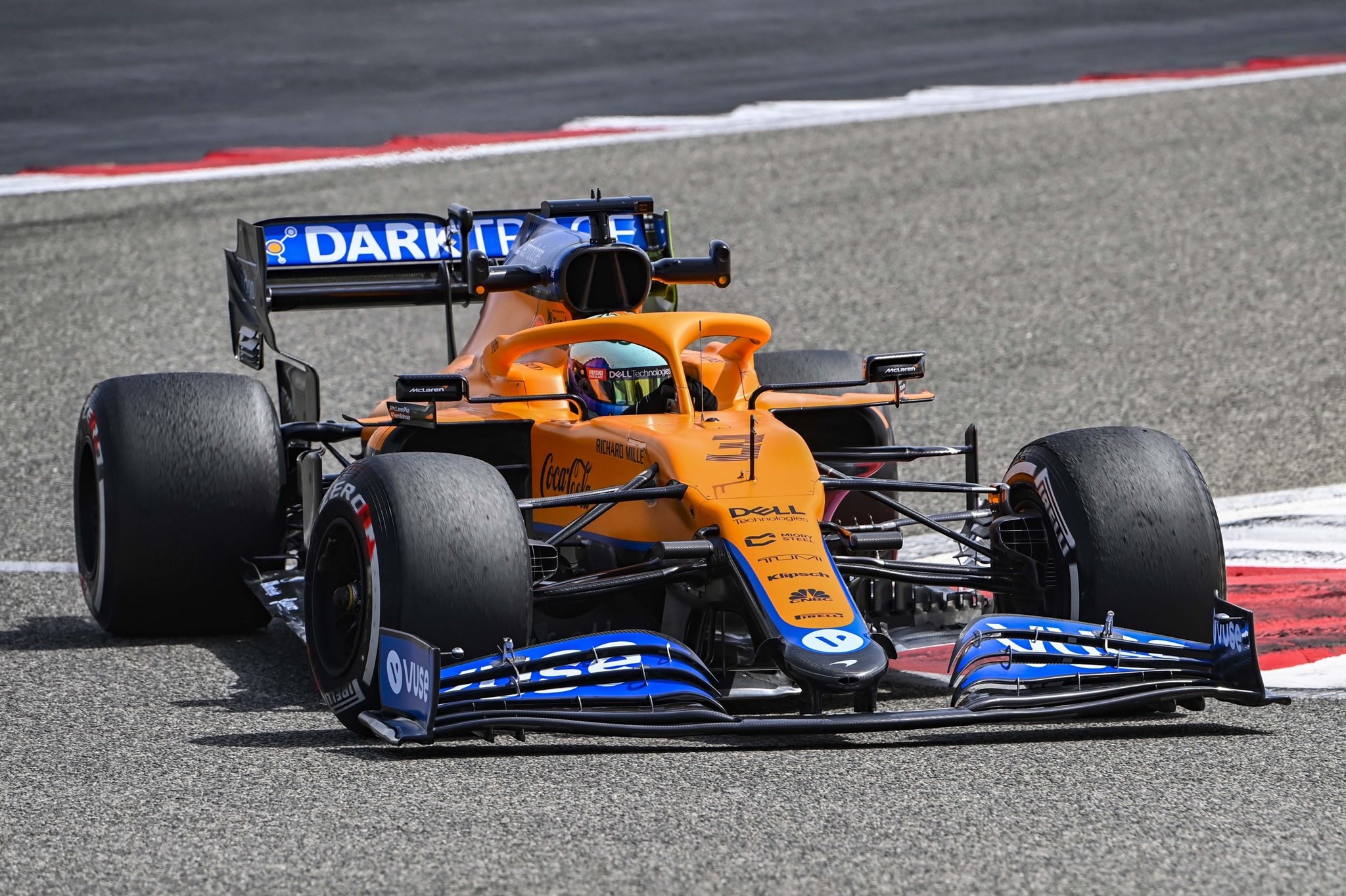 F1: Ricciardo az élen a McLarennel, elsőként robbant le a Mercedes