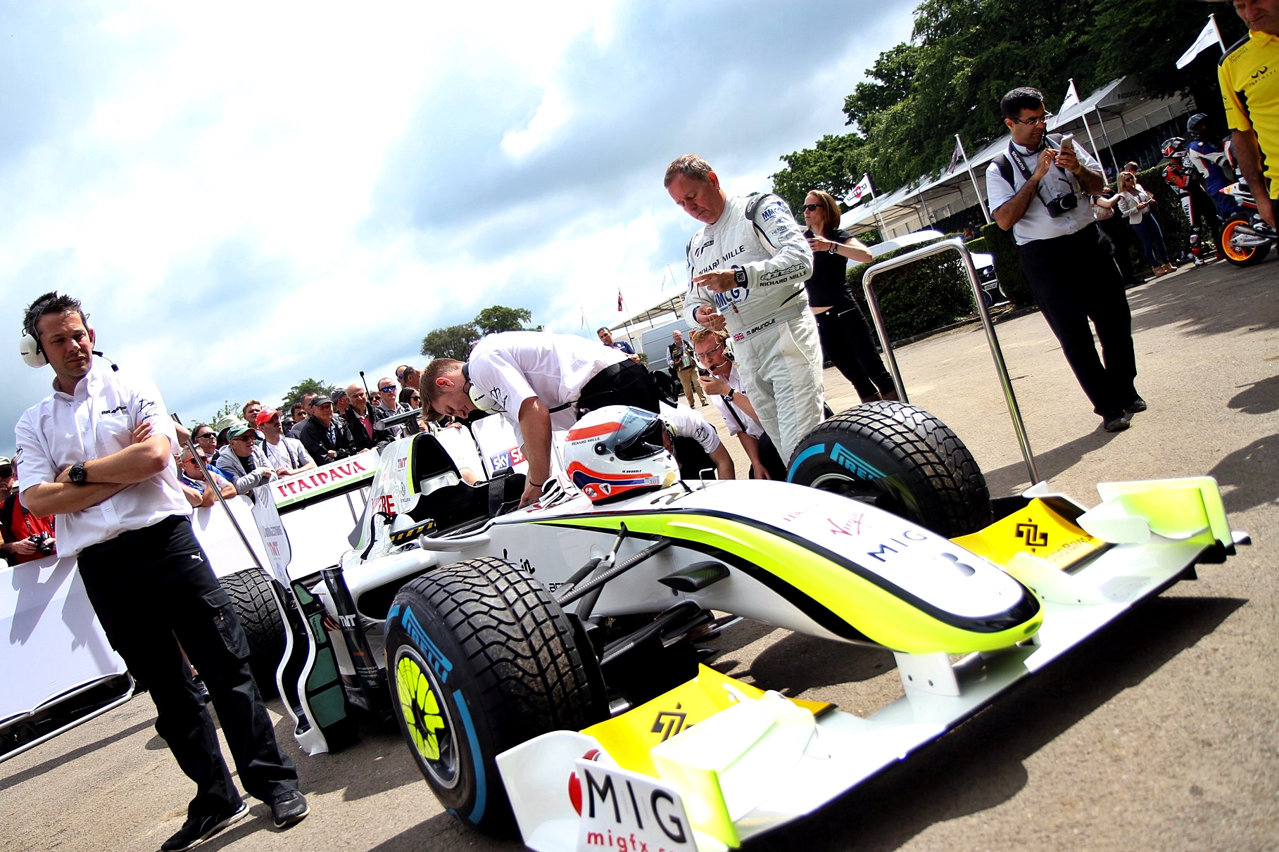 F1 - ÍGY ORDÍTOTT JENSON BUTTON 2009-ES VILÁGBAJNOKI VERSENYGÉPE GOODWOODBAN