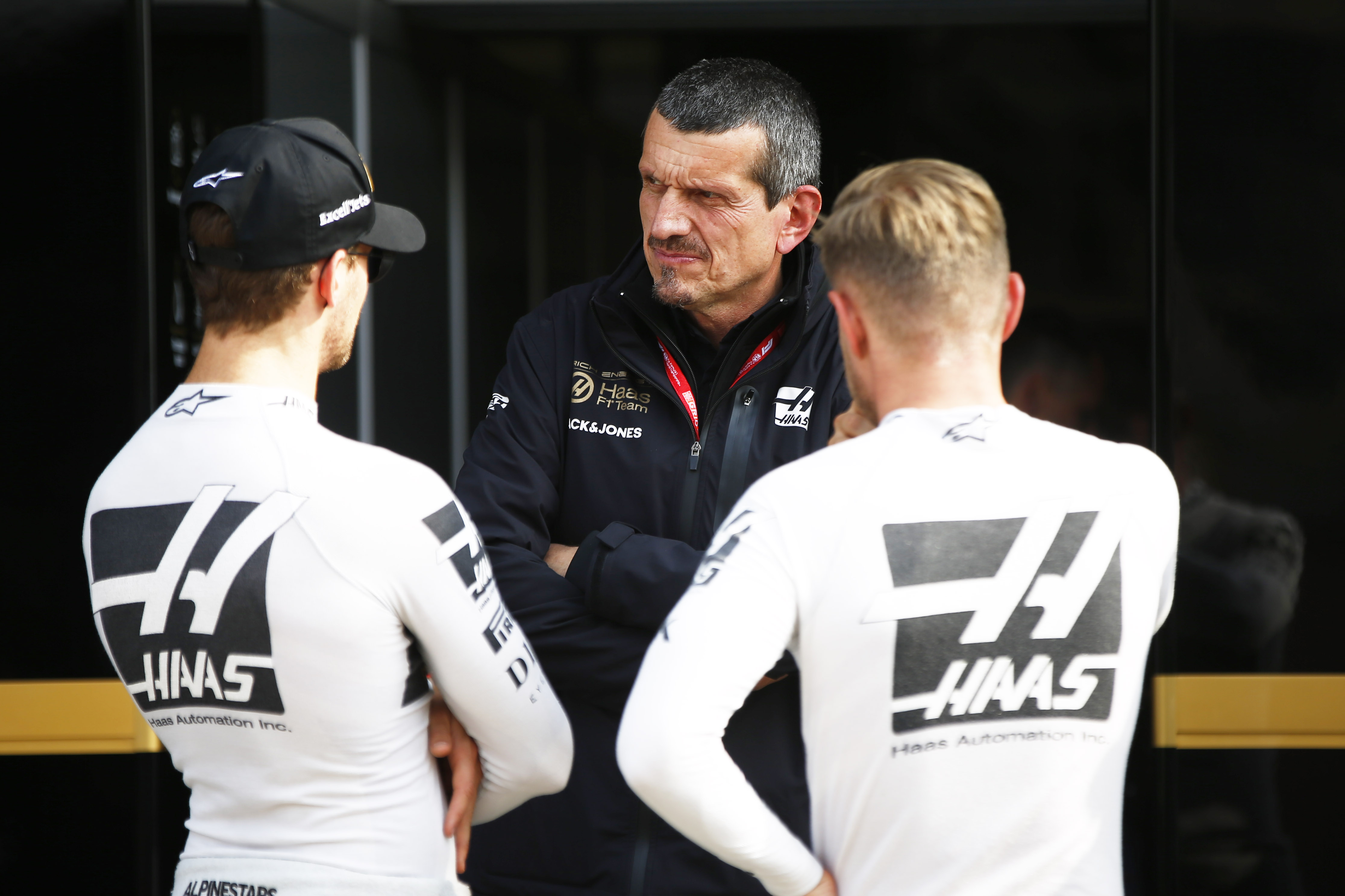 F1: Megbüntették a Haas csapatfőnökét a bírák szidalmazásáért