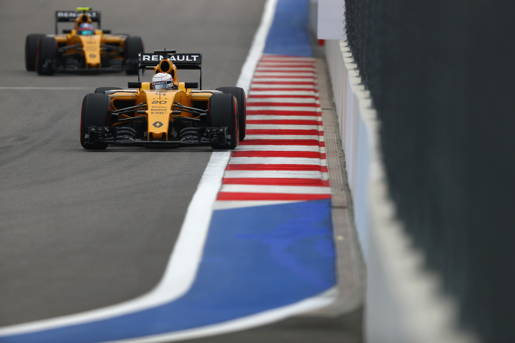 F1 - A BRAZIL NAGYDÍJ ELŐTT JELENTHETI BE A CSAPATTÁRSÁT A RENAULT