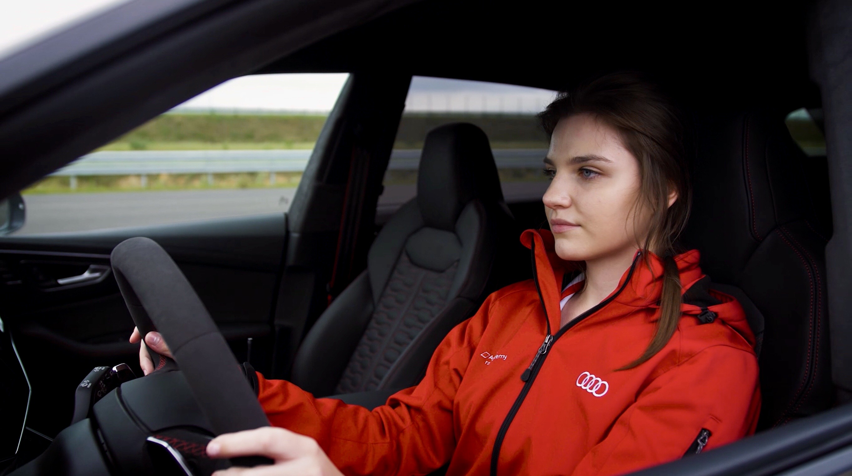 Videó: Így hívja fel a figyelmet a biztonságos vezetésre Keszthelyi Vivien