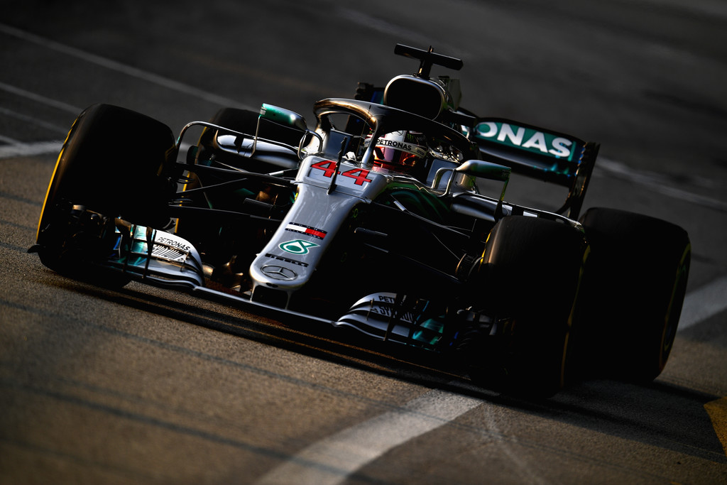 F1 - HAMILTON LÓVÁ TETT MINDENKIT A SZINGAPÚRI KVALIFIKÁCIÓN