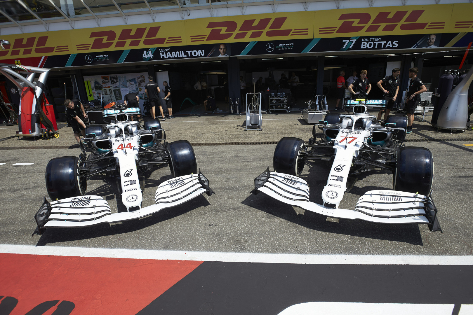 F1: Napokon át csigázott mindenkit a Mercedes a retro festésével – végre bemutatták!