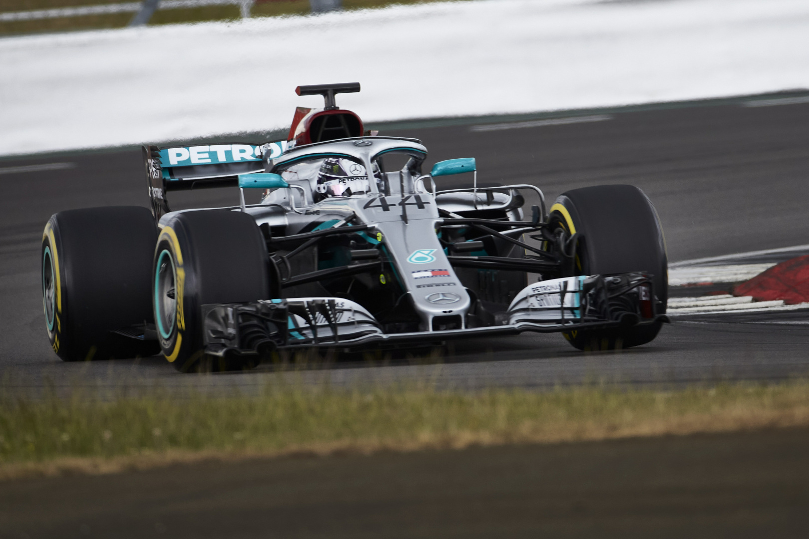 F1: Mégsem kell lemondania a sztárgázsiról Hamiltonnak?